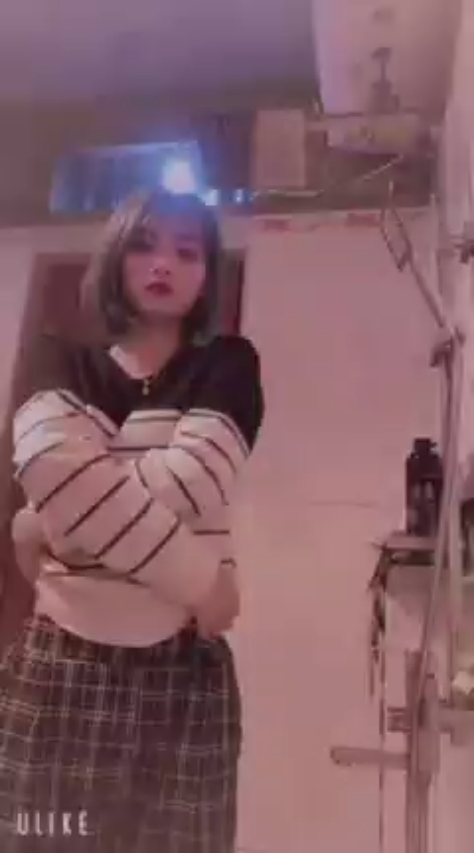 Cewek Rambut Pendek Bangun dan Pasang Kamera Rekam Saat Mandi
