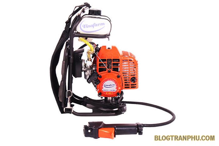 Máy cắt cỏ đeo lưng tiện dụng cho mọi người