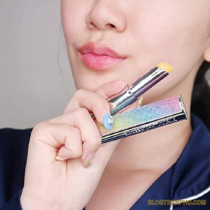 Tẩy da chết cho môi theo định kỳ