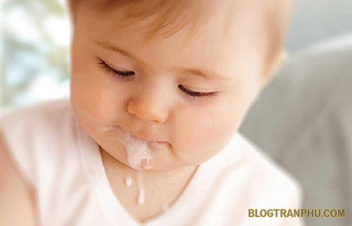 Trẻ bị rối loạn tiêu hóa gây nôn trớ