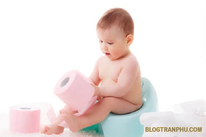 Trẻ rối loạn tiêu hóa bị táo bón 