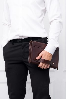 Chia sẻ: Ví cầm tay nam và 5 lợi ích có thể bạn chưa biết