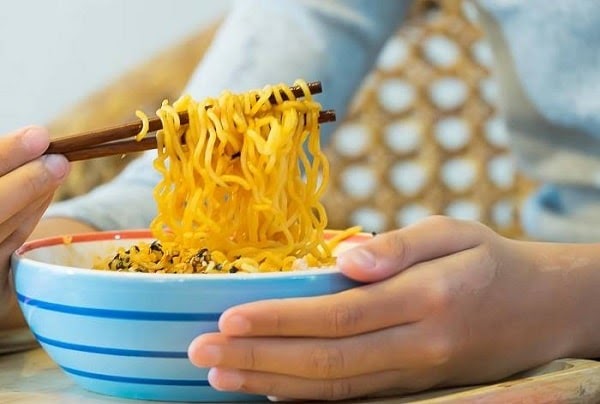Hỏi đáp nhanh: Ăn mì tôm vào ban đêm có béo không?