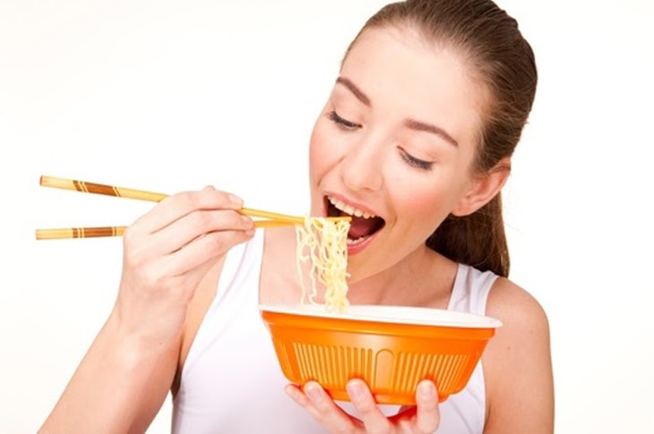 Hỏi đáp nhanh: Ăn mì tôm vào ban đêm có béo không?