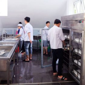 Tại sao nên đầu tư tủ sấy bát đĩa công nghiệp cho nhà máy, nhà hàng?