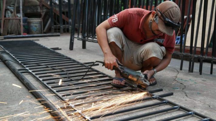 Tổng hợp các lỗi cần gọi thợ sửa cửa sắt tại nhà phổ biến nhất