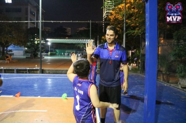 Học bóng rổ bằng tiếng anh: Thêm một lựa chọn cho trẻ em Thủ Đô