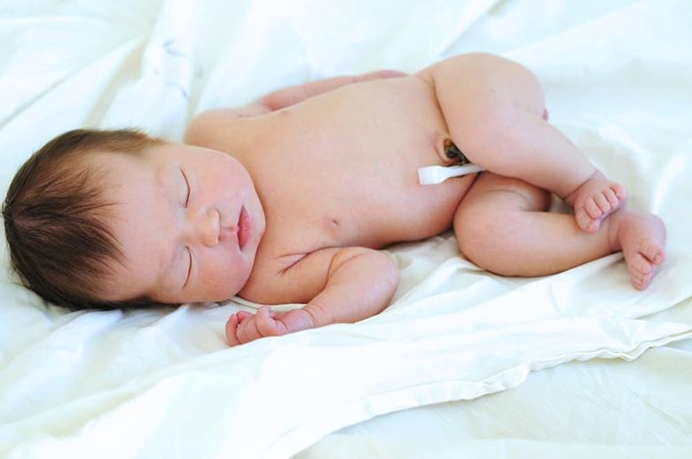 Dấu hiệu bé sắp rụng rốn và cách chăm sóc cuống rốn đúng cách 