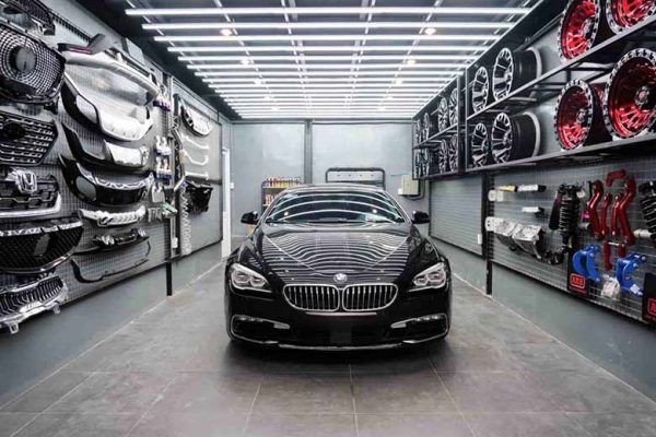 Bạn là một tín đồ đam mê độ xe và mong muốn tìm kiếm cho mình những phụ kiện, đồ chơi ô tô để trang trí để giúp cá nhân hóa xế yêu của mình. Giữa rất nhiều những đồ phụ kiện khác nhau bạn đang băn khoăn không biết lựa chọn những phụ kiện nào? Vậy, hãy đến ngay với Phụ Kiện Đồ Chơi Ô Tô VN, tại đây có rất nhiều các phụ kiện khác nhau để mọi người lựa chọn. Phụ kiện đồ chơi ô tô góp phần nâng tầm xế yêu cho bạn Những phụ kiện đồ chơi ô tô đem lại sự đẳng cấp cho xế yêu Những đồ phụ kiện xe ô tô thường là những sản phẩm được sử dụng trên xe ô tô giúp trang trí cho xe thêm đẹp hơn, tiện lợi hơn và đem lại sự thoải mái hơn cho người dùng. Việc sử dụng những phụ kiện phù hợp còn góp phần nâng tầm cho xế yêu của bạn bởi những lý do như: Tăng tính cá nhân hóa trên xe ô tô giúp xe trở nên độc đáo hơn, thể hiện rõ nét cá tính của chủ nhân. Giúp nâng cấp ngoại hình của xe mang lại một vẻ bề ngoài rất ấn tượng và phong cách. Gia tăng một số tính năng của xe ô tô có thể như: Tăng trải nghiệm âm thanh, điều hòa, camera…. Từ đó, đem lại sự thoải mái và an toàn hơn cho các chủ nhân. Sử dụng các loại phụ kiện còn giúp chủ xe thể hiện đam mê độ xe của mình. Từ đó góp phần nâng tầm giá trị của xe khiến chiếc xe trở nên đắt giá hơn. Khám phá một vài những phụ kiện đồ chơi ô tô ấn tượng Có rất nhiều các phụ kiện đồ chơi ô tô khác nhau phù hợp với xế yêu của bạn Tại Phụ Kiện Đồ Chơi Ô Tô VN cung cấp rất nhiều những phụ kiện đồ chơi ô tô khác nhau để phục vụ nhu cầu của các khách hàng. Một số phụ kiện được lựa chọn phổ biến phải kể đến đó chính là: Phụ kiện đồ chơi ngoại thất Những phụ kiện ngoại thất ô tô thường rất đa dạng với rất nhiều các sản phẩm chất lượng cao. Một số sản phẩm được ưa dùng phổ biến như: Hệ thống đèn Led giúp tạo điểm nhấn cho ngoại thất và tăng cường ánh sáng. Ốp viền hoặc nẹp bước chân để hạn chế sự trầy xước trên xe và cũng gia tăng tính thẩm mỹ. Baga mui là bộ phận có tác dụng tăng khả năng chở đồ đạc. Đây là bộ phận rất cần thiết cho những chuyến đi xa. Sản phẩm phim cách nhiệt giúp ngăn chặn tia UV và giảm nhiệt độ trong xe. Phụ kiện đồ chơi ô tô nội thất Bên cạnh những phụ kiện đồ chơi ô tô ngoại thất thì còn rất nhiều các phụ kiện ô tô nội thất khác nhau. Chúng giúp góp phần gia tăng sự đẳng cấp và hỗ trợ quá trình lái xe an toàn hơn và cũng nâng cao những trải nghiệm giải trí thêm tuyệt vời hơn. Một số phụ kiện đồ chơi ô tô cho nội thất như: Bọc vô lăng, thảm lót sàn, camera hành trình, cảm biến lùi, màn hình Android, loa sub…. Một vài phụ kiện khác Bên cạnh những phụ kiện nội, ngoại thất thì một số phụ kiện khác như bộ cứu hộ cũng cần thiết cho những tình huống khẩn cấp trên đường. Móc khóa ô tô hay sử dụng loại nước hoa ô tô giúp thể hiện một phong cách riêng. Đến với Phụ Kiện Đồ Chơi Ô Tô VN để chọn mua các phụ kiện đồ chơi ô tô chất lượng Đến với Phụ Kiện Đồ Chơi Ô Tô VN bạn sẽ lựa chọn được phụ kiện phù hợp Nếu bạn đang có nhu cầu chọn mua phụ kiện đồ chơi ô tô thì hãy đến ngay với Phụ Kiện Đồ Chơi Ô Tô VN. Một cửa hàng phụ kiện đồ chơi ô tô tại Hà Nội và cả thành phố HCM. Tại đây khách hàng sẽ được chọn mua bất cứ phụ kiện đồ chơi ô tô nào chất lượng, giá thành phải chăng để nâng cấp cho xế yêu của mình. Shop còn có đội ngũ chăm sóc khách hàng sẽ tư vấn, hỗ trợ khách hàng trong suốt quá trình mua hàng. Chắc chắn rằng xế yêu của bạn sẽ độc đáo và đẳng cấp dưới bàn tay của những nhân viên tại Phụ Kiện Đồ Chơi Ô Tô VN. Có thể thấy rằng với Phụ Kiện Đồ Chơi Ô Tô VN sẽ góp phần nâng tầm xế yêu của bạn. Vì vậy, quý khách hàng còn chần chờ gì nữa mà không liên hệ ngay với shop để nhận được sự tư vấn, hỗ trợ chi tiết, tận tâm nhất.